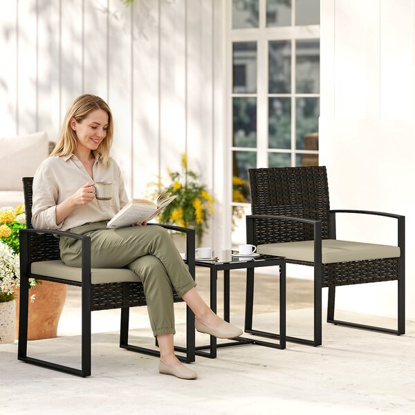Outsunny Set da giardino in resina intrecciata per 2 persone, tavolo da giardino con 2 sedie, piano in vetro temperato, marrone | Aosom Italy
