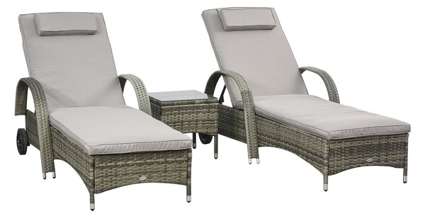 Outsunny Set con 2 lettini prendisole altamente confortevoli: materasso, poggiatesta, posizioni multiple regolabili, braccioli, ruote + tavolino in vetro temperato intreccio in resina di rattan grigio | Aosom Italy