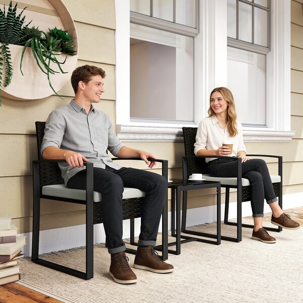Outsunny Set bistrò in rattan, set da giardino 3 pezzi con 2 sedie da giardino, tavolino, cuscini sfoderabili, bianco crema | Aosom Italy