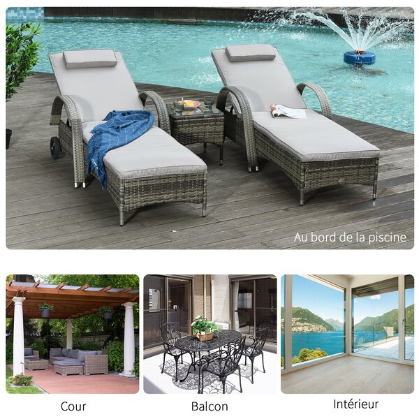 Outsunny Set con 2 lettini prendisole altamente confortevoli: materasso, poggiatesta, posizioni multiple regolabili, braccioli, ruote + tavolino in vetro temperato intreccio in resina di rattan grigio | Aosom Italy