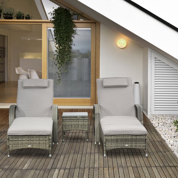 Outsunny Set con 2 lettini prendisole altamente confortevoli: materasso, poggiatesta, posizioni multiple regolabili, braccioli, ruote + tavolino in vetro temperato intreccio in resina di rattan grigio | Aosom Italy