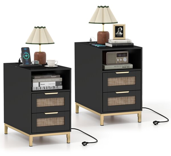 Costway Set di 2 comodini rattan stazione ricarica tavolino letto boho, 2 Comodini con ripiano aperto 2 cassetti gambe metallo Nero
