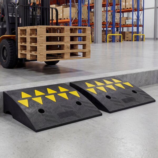Costway Set di 2 rampe per soglia con strisce riflettenti triangolari gialle e fori di drenaggio, Rampa per marciapiede in gomma antiscivolo altezza 13 cm