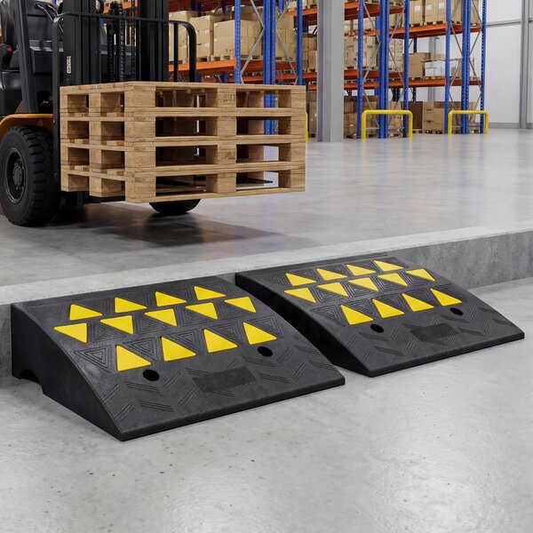 Costway Set di 2 rampe per soglia con strisce riflettenti triangolari gialle e fori di drenaggio, Rampa per marciapiede in gomma antiscivolo altezza 16 cm