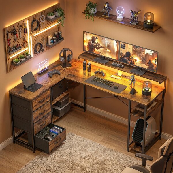 HOMCOM Scrivania Gaming a L con Presa di Corrente, Illuminazione LED, 4 Cassetti e Supporto Monitor, 155x110x91,4 cm, Marrone | Aosom Italy