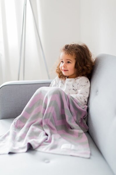 Coperta in cotone rosa-grigio Zigzag, 80 x 100 cm - Kindsgut