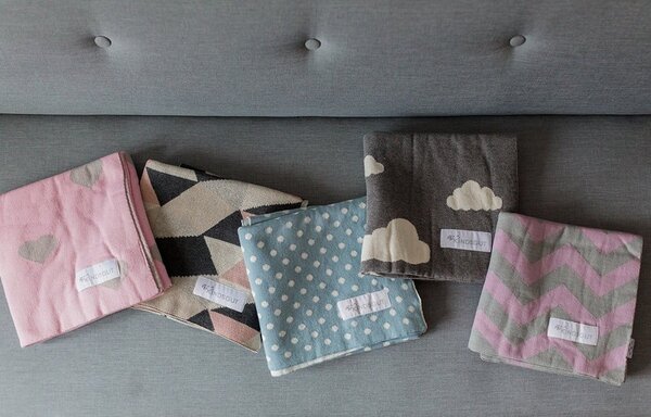 Coperta in cotone rosa-grigio Zigzag, 80 x 100 cm - Kindsgut