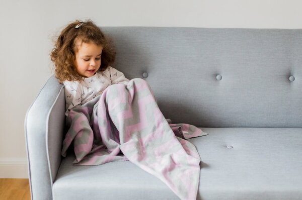 Coperta in cotone rosa-grigio Zigzag, 80 x 100 cm - Kindsgut