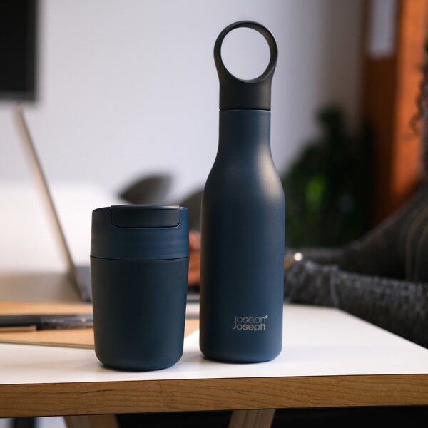 Tazza da viaggio blu scuro 340 ml Sipp - Joseph Joseph