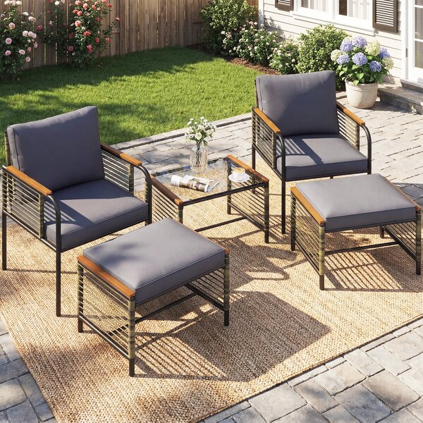 Costway Tavolino set conversazione esterno 5 pezzi cuscini rattan 2 pouf vetro temperato, Tavolino mobili esterno balcone veranda terrazza giardino Grigio