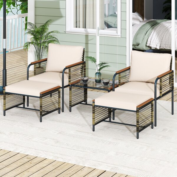 Costway Tavolino set conversazione esterno 5 pezzi cuscini rattan 2 pouf vetro temperato, Tavolino mobili esterno balcone veranda terrazza giardino Bianco