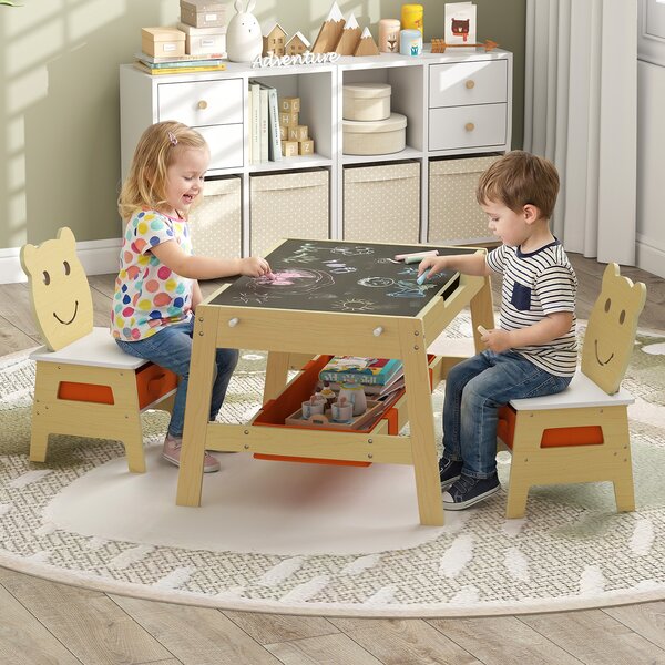 Costway Tavolo per bambini e 2 sedie con piano reversibile lavagna bianca e gesso, Set scrivania artistica 5-in-1 con 4 ganci vano portaoggetti e contenitori 3-10 anni 45cm Naturale