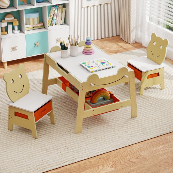 Costway Tavolo per bambini e 2 sedie con piano reversibile lavagna bianca e gesso, Set scrivania artistica 5-in-1 con 4 ganci vano portaoggetti e contenitori 3-10 anni 50cm Naturale