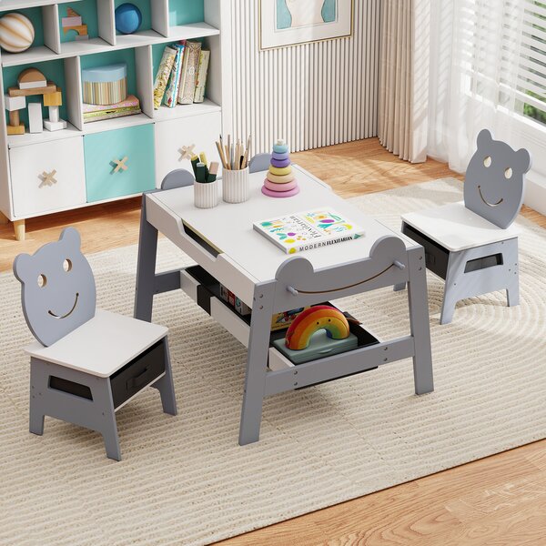 Costway Tavolo per bambini e 2 sedie con piano reversibile lavagna bianca e gesso, Set scrivania artistica 5-in-1 con 4 ganci vano portaoggetti e contenitori 3-10 anni 50cm Grigio