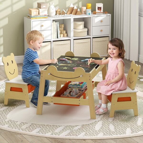 Costway Tavolo per bambini e 2 sedie con piano reversibile lavagna bianca e gesso, Set scrivania artistica 5-in-1 con 4 ganci vano portaoggetti e contenitori 3-10 anni 50cm Naturale