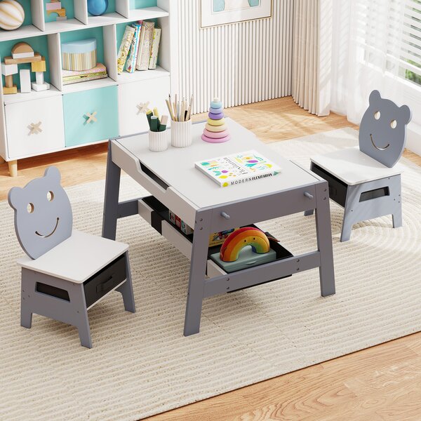 Costway Tavolo per bambini e 2 sedie con piano reversibile lavagna bianca e gesso, Set scrivania artistica 5-in-1 con 4 ganci vano portaoggetti e contenitori 3-10 anni 45cm Grigio