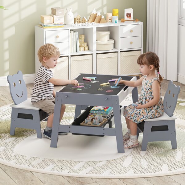 Costway Tavolo per bambini e 2 sedie con piano reversibile lavagna bianca e gesso, Set scrivania artistica 5-in-1 con 4 ganci vano portaoggetti e contenitori 3-10 anni 45cm Grigio