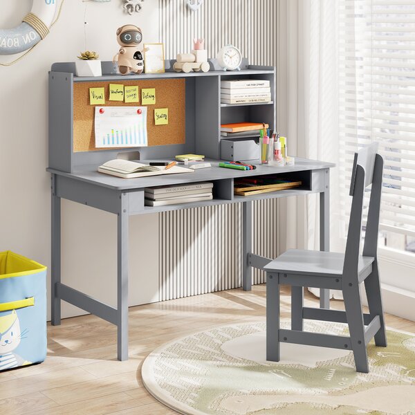 Costway Set scrivania e sedia in legno per bambini con bacheca in sughero e cassetto, Set postazione computer con pensile e ripiani aperti per cameretta e scuola a casa Grigio