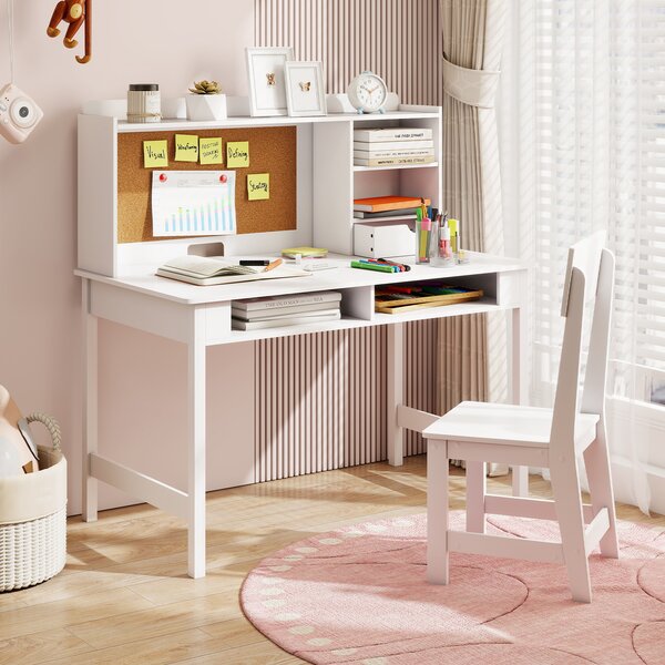 Costway Set scrivania e sedia in legno per bambini con bacheca in sughero e cassetto, Set postazione computer con pensile e ripiani aperti per cameretta e scuola a casa Bianco