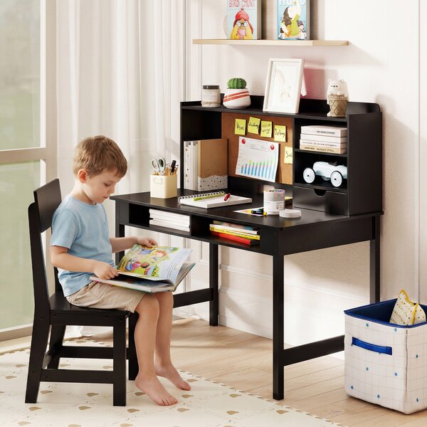 Costway Set scrivania e sedia in legno per bambini con bacheca in sughero e cassetto, Set postazione computer con pensile e ripiani aperti per cameretta e scuola a casa Nero