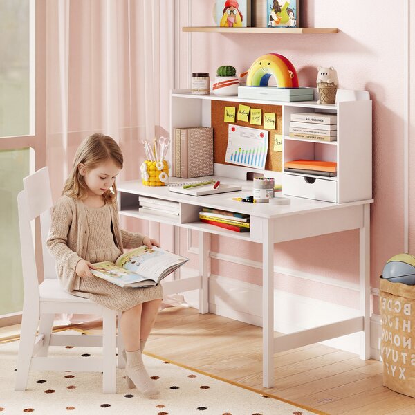 Costway Set scrivania e sedia in legno per bambini con bacheca in sughero e cassetto, Set postazione computer con pensile e ripiani aperti per cameretta e scuola a casa Bianco