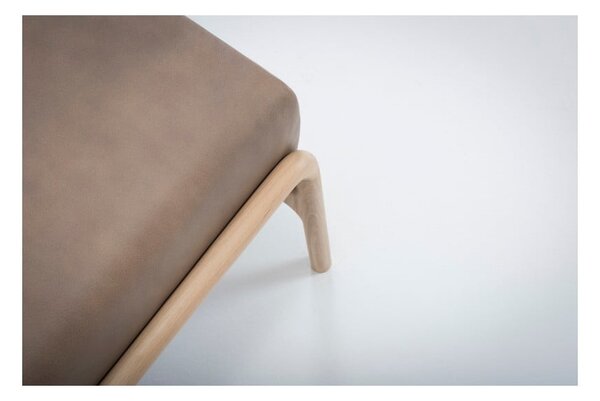 Poggiapiedi in pelle di bufalo marrone chiaro con struttura in rovere massiccio Fawn - Gazzda