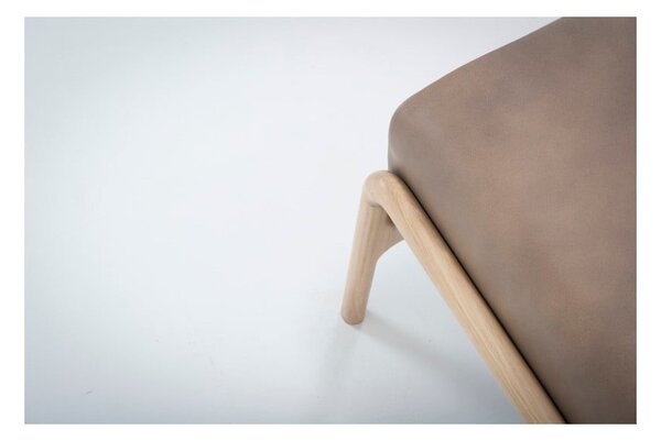 Poggiapiedi in pelle di bufalo marrone chiaro con struttura in rovere massiccio Fawn - Gazzda