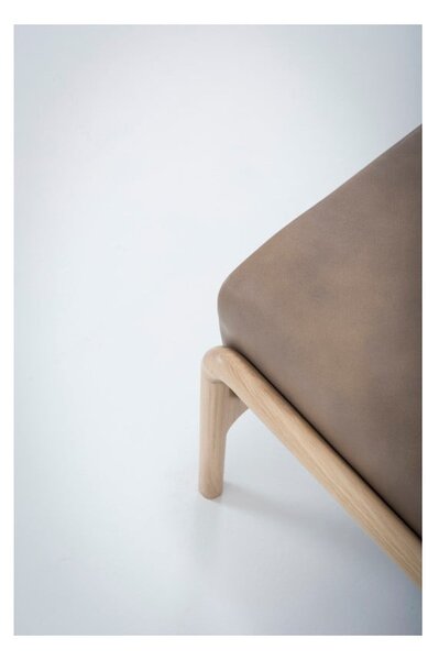 Poggiapiedi in pelle di bufalo marrone chiaro con struttura in rovere massiccio Fawn - Gazzda