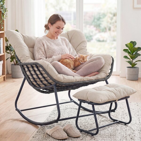 Costway Sedia a dondolo in rattan da interno ed esterno portata 150 kg, Poltrona a dondolo con poggiapiedi e cuscini rimovibili Beige