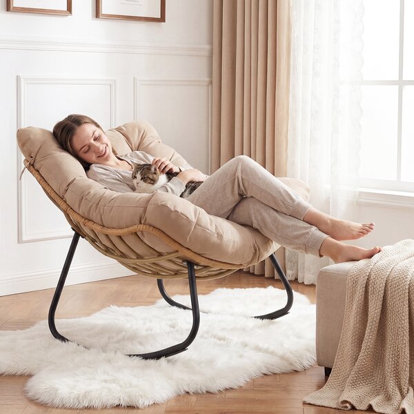 Costway Sedia a dondolo in rattan con struttura in metallo da interno ed esterno, Poltrona a dondolo con cuscino rimovibile Beige