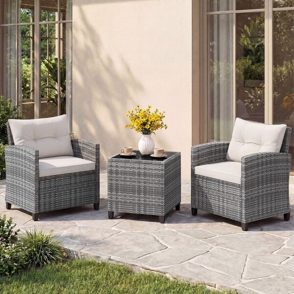 Costway Set mobili da esterno 3 pezzi con vetro temperato morbidi cuscini, Set sedie e tavolo in rattan per balcone veranda e giardino Bianco