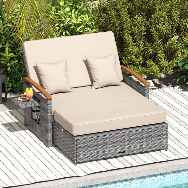 Costway Letto da giorno in rattan per patio schienale regolabile a 4 livelli, Set 2 pezzi con divanetto e pouf contenitore tavoli ribaltabili Beige