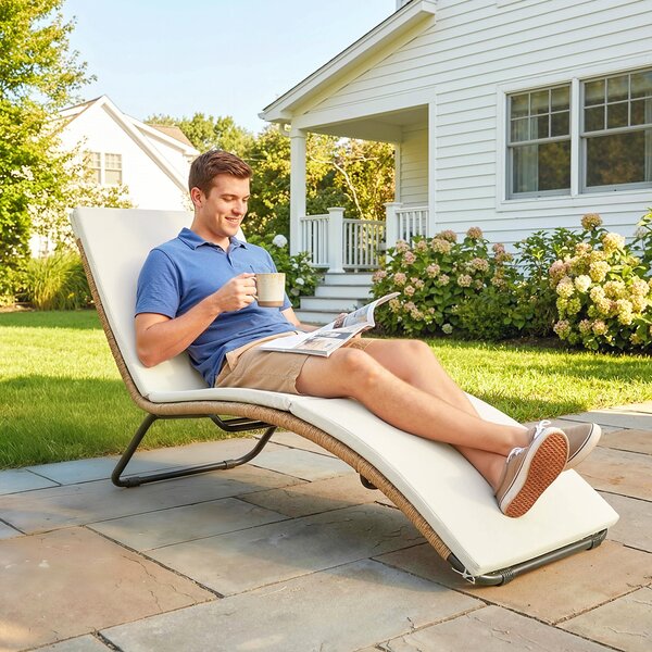Outsunny Lettino Prendisole in Rattan Forma S con Cuscino, Lettino da Giardino con Struttura in Acciaio, per Patio Spiaggia Piscina Giardino, 175x57x80cm, Crema | Aosom Italy