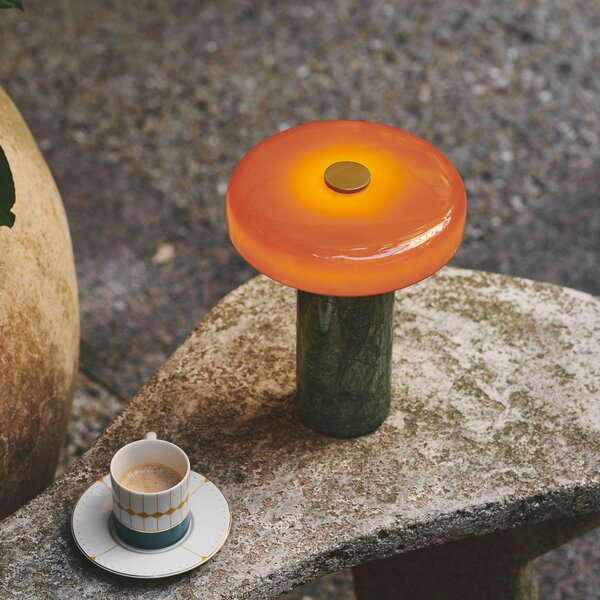DESIGN BY US Lampada da tavolo ricaricabile Trip LED, verde/arancio, marmo, vetro, IP44 Trip, dimmerabile, Verde, Pietra, Design