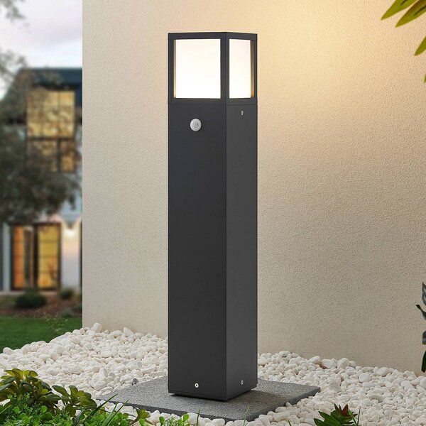 Lucande lampione a LED Dewari, rilevatore di movimento, 65 cm, IP54 Dewari, Alluminio / Grigio / Zincato, Alluminio, Moderno