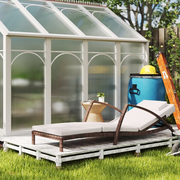 Outsunny Lettino da sole, chaise longue in resina intrecciata con schienale regolabile, ruote, cuscino e braccioli, marrone e beige