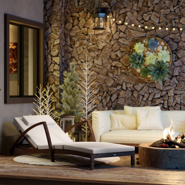 Outsunny Lettino da sole, chaise longue in resina intrecciata con schienale regolabile, ruote, cuscino e braccioli, marrone e beige
