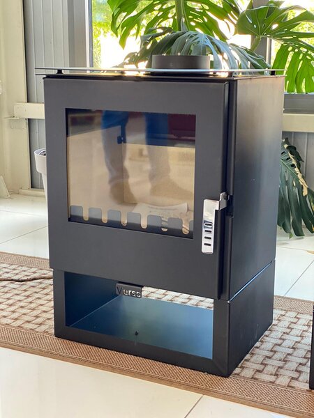 Stufa a legna Verso Rheia - 5 kW | Compatta ed efficiente per spazi accoglienti