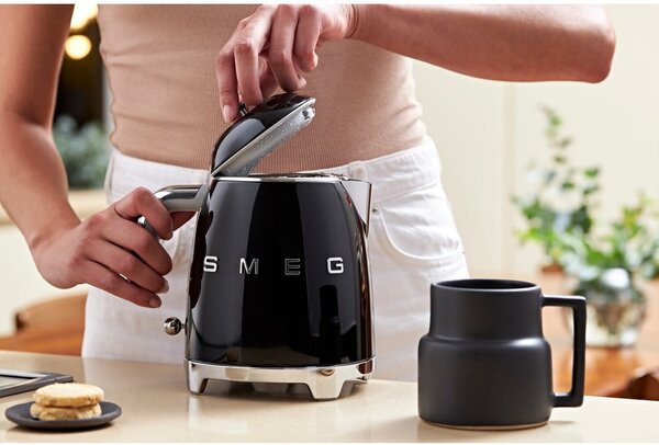 Bollitore nero in acciaio inox 800 ml Retro Style - SMEG