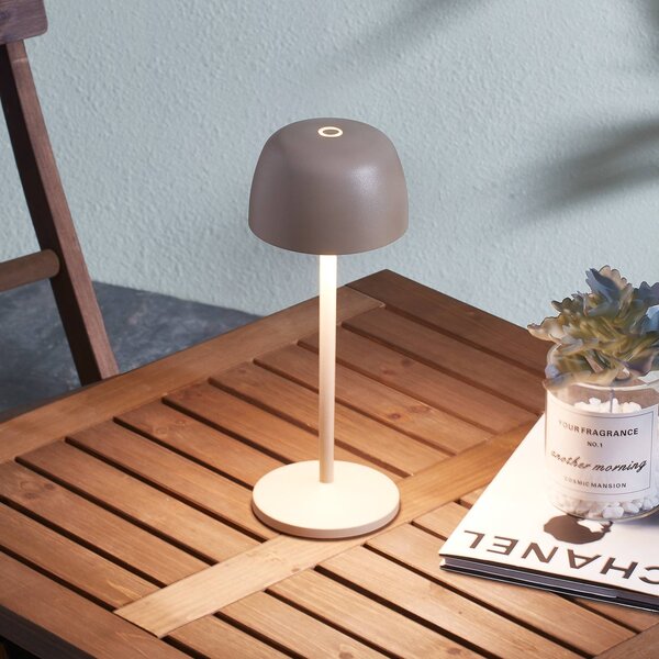 Lindby Lampada da tavolo a batteria LED Arietty, beige, dimmerabile, IP65 Arietty Lindby, dimmerabile, Crema / Ambra, Soggiorno / Sala da pranzo, Alluminio, Moderno