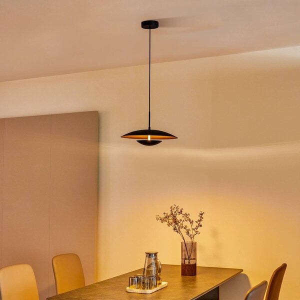 Lampada a sospensione Lindby LED Tiama, metallo, nero/oro, Ø 40 cm Tiama, Nero, Soggiorno / Sala da pranzo, Metallo, Moderno