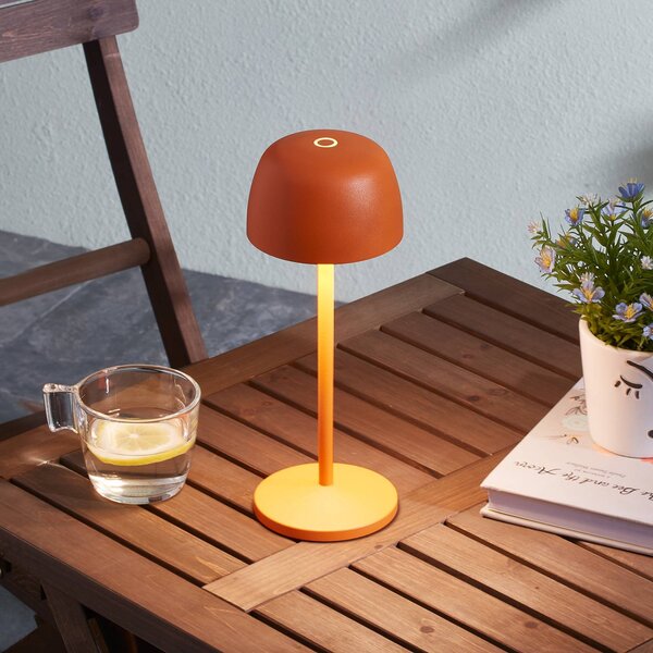 Lindby Lampada da tavolo LED Arietty, arancione, alluminio, Ø 10,5 cm