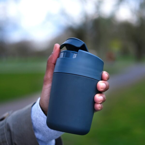Tazza da viaggio blu scuro 340 ml Sipp - Joseph Joseph