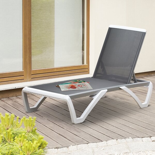 Outsunny Lettino da Giardino con Schienale Reclinabile e Rotelle Posteriori, 195x67.5x33 cm, Grigio e Bianco|Aosom