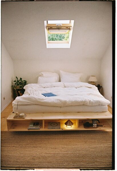 Letto matrimoniale di colore naturale in pino massiccio con rete inclusa 140x200 cm Merge – Karup Design