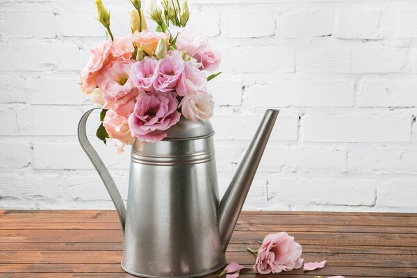 Quadro su tela – Bouquet di fiori in annaffiatoio