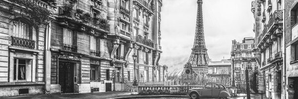 Stampa su tela – Vista sulla Torre Eiffel dalla strada di Parigi in bianco e nero