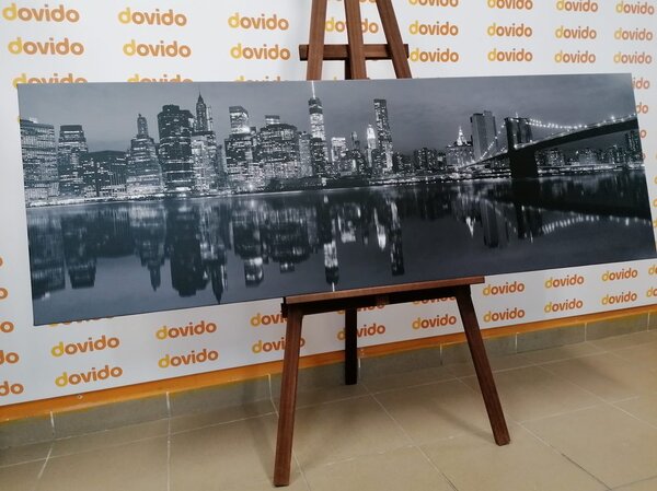 Quadro su tela – Riflesso di Manhattan nell'acqua in bianco e nero
