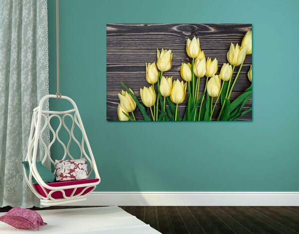 Quadro su tela – Incantevoli tulipani gialli su sfondo di legno