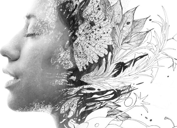 Stampa su tela – Donna con fiori dipinti in bianco e nero